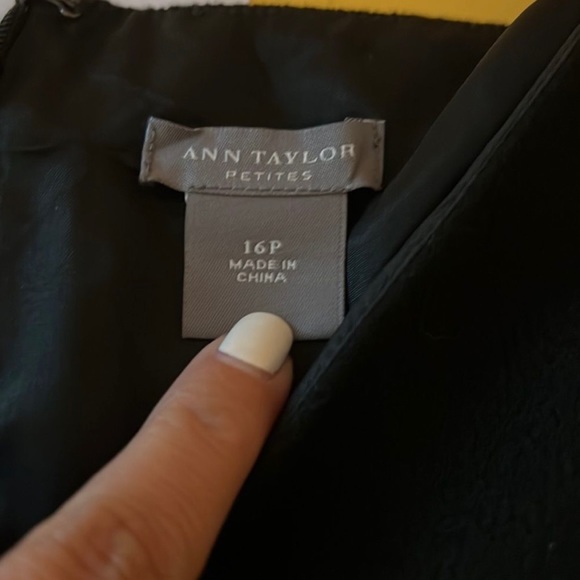 Ann Taylor Flared Hem V-Neck Shift Dress - Picture 5 of 5